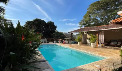 Casa com 04 Quartos no Engenho do Mato com Piscina, Churrasqueira e Quintal com 883 m².