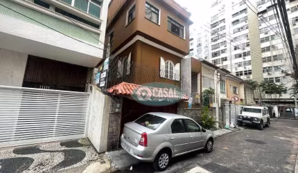 Casa com 04 Quartos, Praticamente na Frente da Praia de Icaraí.