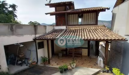 Casa com 04 Quartos à Venda em Itaipu.
