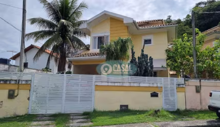 Casa com 03 Quartos à Venda em Piratininga com Piscina e Churrasqueira!