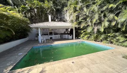 Casa em Condomínio com 04 Quartos, Piscina e Churrasqueira em Itaipu - Niterói/RJ.