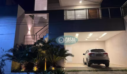 Casa em Condomínio com 03 Quartos, Piscina e Churrasqueira!