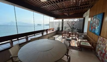 Cobertura com Vista para Praia de Icaraí com 03 Suítes, Piscina, Sauna e Churrasqueira.