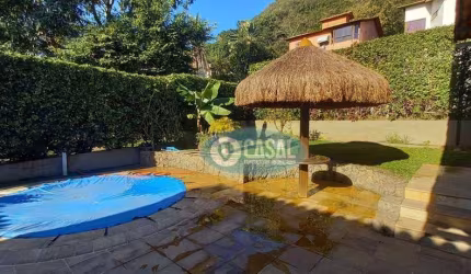 Casa em Condomínio com 04 Quartos, Piscina, Sauna e Churrasqueira.