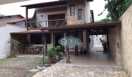 Casa em Camboinhas com 04 Quartos sendo 02 Suítes, Piscina e Churrasqueira.