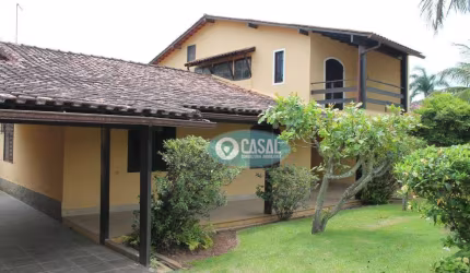 Casa com 04 Quartos, Piscina e Churrasqueira em Itaipu.