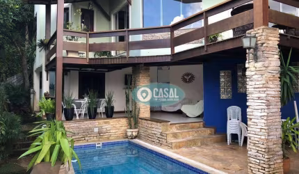 Casa com 03 Quartos sendo 03 Suítes em Condomínio Itaipu.