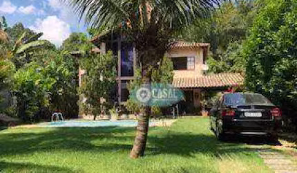 Casa em Condomínio com 03 Quartos sendo 02 Suítes, Piscina e Churrasqueira!