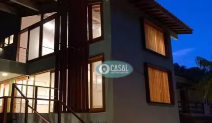 Casa em Condomínio com 03 Quartos, Piscina e Churrasqueira.