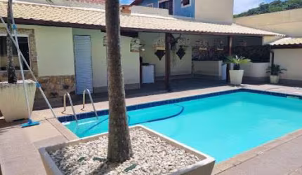 Casa com 03 Suítes à Venda em Itaipu com Piscina, Sauna e Churrasqueira!