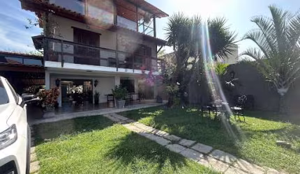 Casa em Condomínio com 04 Quartos com Piscina e Churrasqueira em Itaipu