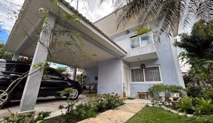 Casa em Condomínio com 05 Quartos, Piscina e Churrasqueira!