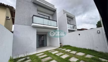 Casa em Condomínio com 03 Quartos, Piscina e Churrasqueira em Itaipu!