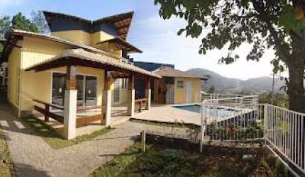 Casa em Condomínio com 04 Quartos à Venda em Maria Paula - Niterói/RJ.