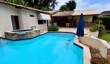 Casa Linear em Condomínio com 04 Quartos com Piscina e Churrasqueira em Itaipu