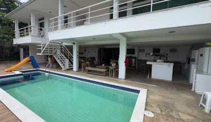 Casa em Condomínio com 04 Quartos, Piscina e Churrasqueira em Itaipu - Niterói/RJ.