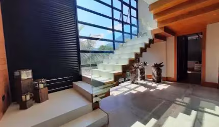 Casa com 04 Quartos de Frente Para a Praia de Itacoatiara - Niterói/RJ.