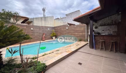 Casa com 04 Quartos, Piscina e Churrasqueira à Poucos Passos da Praia de Piratininga!