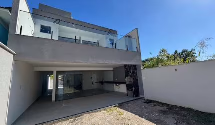 Casa com 04 Quartos à Venda em Itaipu (Pertinho da Entrada de Itacoatiara!).