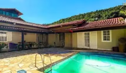 Casa com 04 Quartos à Venda Pertinho da Praia de Itaipu - Niterói/RJ.