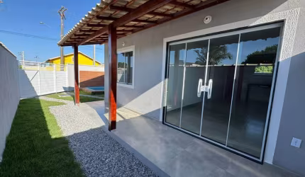 Linda casa dentro de condomínio com portaria 24h disponível para venda em Unamar - Cabo Frio.