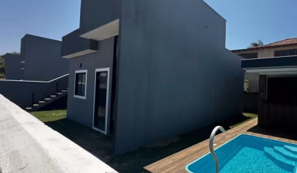 Casa dos sonhos com 3 quartos, há 50 metros do mar, no condomínio Florestinha em Unamar - Cabo Frio!