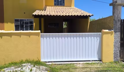 Casa duplex escriturada à venda, dentro de condomínio com praia