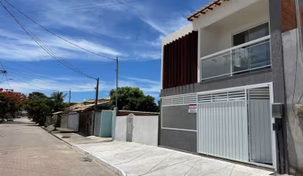 Linda casa duplex em rua totalmente calçada bem no Centro de Unamar - Cabo Frio.