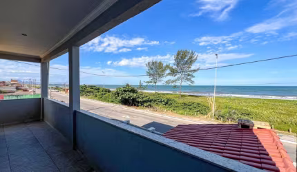 Linda casa de frente para o mar com 3 quartos, sendo 2 suítes em Unamar - Cabo Frio.