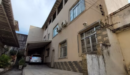 CASA AMPLA EM VILA PARTICULAR COM 3 ANDARES