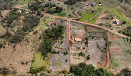 Terreno com poço artesiano , todo cercado.