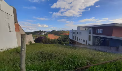 Terreno de 2.500 m² no Portal do Sol