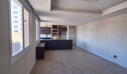 Amplo apartamento com 02 quartos/dormitórios, sendo o principal sacada fechada