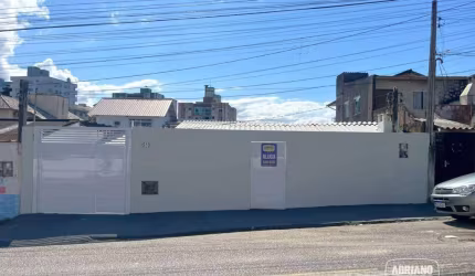 Casa de frente com 2 dormitórios para alugar, 120 m² por R$ 3.200/mês - Rua Irmã Bonavita, nº 1513 - Florianópolis