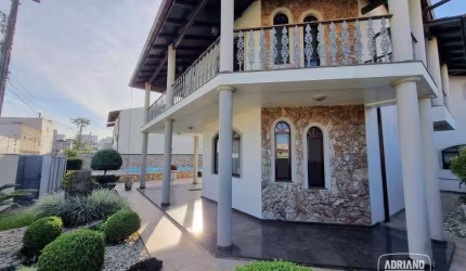 Casa com 4 dormitórios e Piscina à venda, 369 m² por R$ 1.500.000 - Praia Comprida - São José/SC