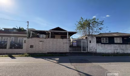 Casa com 2 dormitórios para alugar, 90 m² por R$ 3.131,08/mês - Praia Comprida - São José/SC