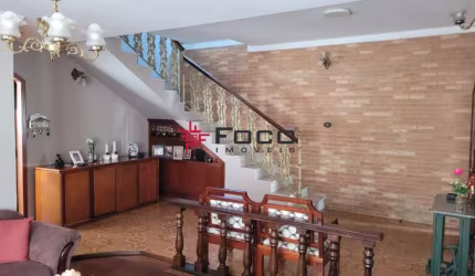 Sobrado com 4 Quartos e 4 banheiros à Venda, 249 m²