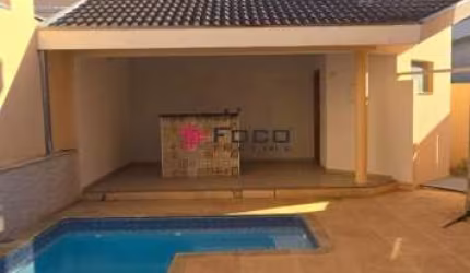 Casa condomínio / Terras do Vale / 03 Dormitórios / 01suíte / 04 vagas / 165m²AC / 300m²TE - Caçapava -SP.