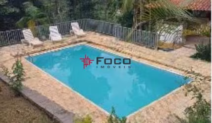 Chácara em Condomínio Fechado / Villagio Fazendão / 03 dormitórios / Vista Livre para a Serra / Piscina / Área Gourmet / Pomar / 200 m² de construção / 5.400 m² de terreno / São José dos Campos.