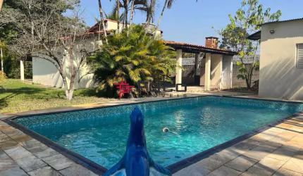 Chácara com fundo para o Rio Paraíba / Mobiliada / vendida de porteira fechada / 03 dormitórios com 1 suíte / Piscina / Freguesia da Escada /150 m² de construção / 2.500 m² de terreno / Guararema - Ja