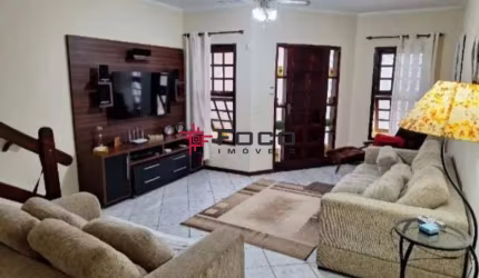 Casa  / Jardim Altos de Santana II  / 03 Dormitórios / 01 Suíte / 187M²TE / 214M²AC / Jacareí