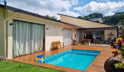Rua Rio Bonito (Portaria 24h) - Nova, TÉRREA c/ piscina, em rua fechada!