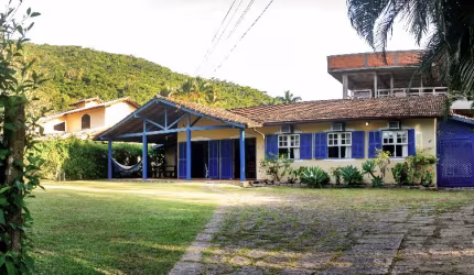 Casa Açoriana Charmosa à Venda – Um Refúgio de Tradição e Encanto em Floripa!s