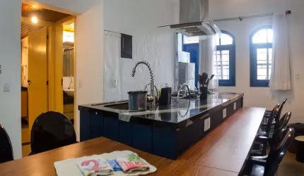 INVISTA NO PARAÍSO: CABANA EM CONDOMINIO FRENTE AO MAR DE FLORIPA!