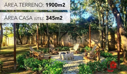 Casa com amplo jardim em Condomínio Fechado