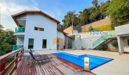 Oportunidade! Linda Casa, Totalmente mobiliada em Condomínio Fechado!
