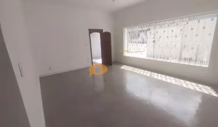 Casa térrea com 03 dormitórios e 06 vagas