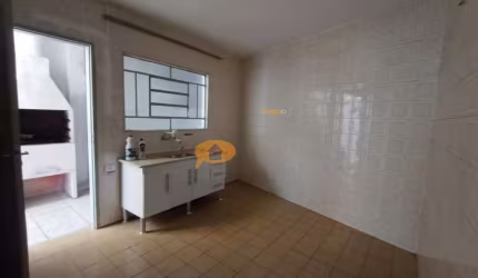 Casa térrea com sobrado nos fundos