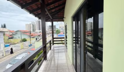 CASA BELÍSSIMA, 04 DORMITÓRIOS, 250M DA PRAIA, NO CENTRO, NAVEGANTES!