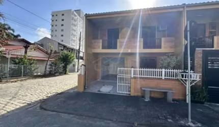 SOBRADO DE 03 DORMITÓRIOS, 150 METROS DO MAR, GRAVATÁ, R$650.000,00, NAVEGANTES/SC